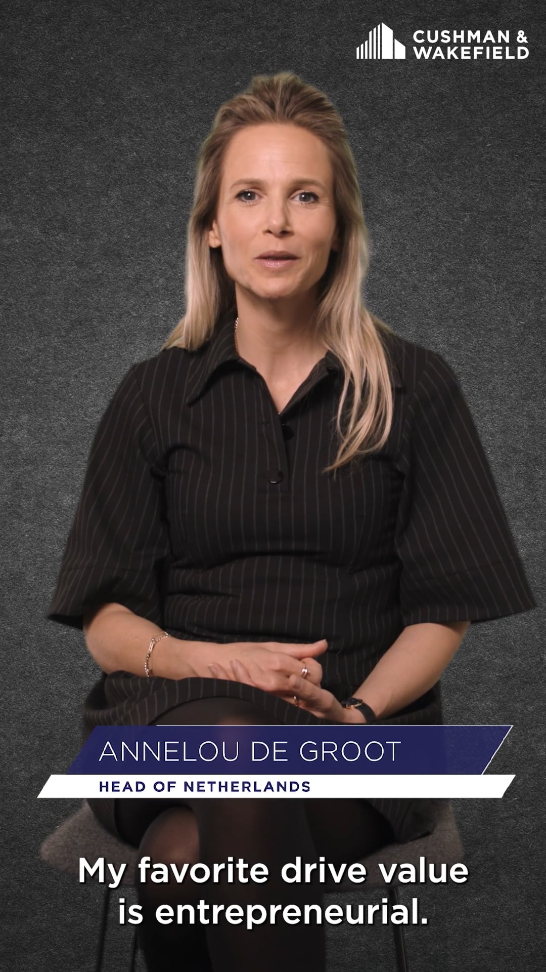 une personne assise sur une chaise