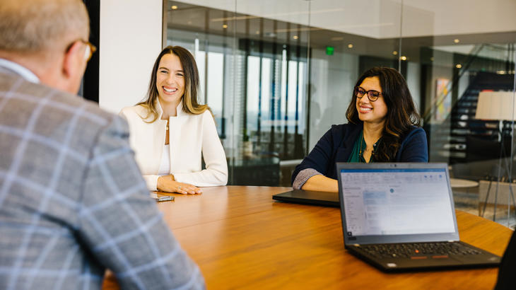 Un grupo de personas sentadas en una mesa