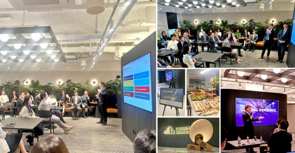 Un grupo de personas en una habitación