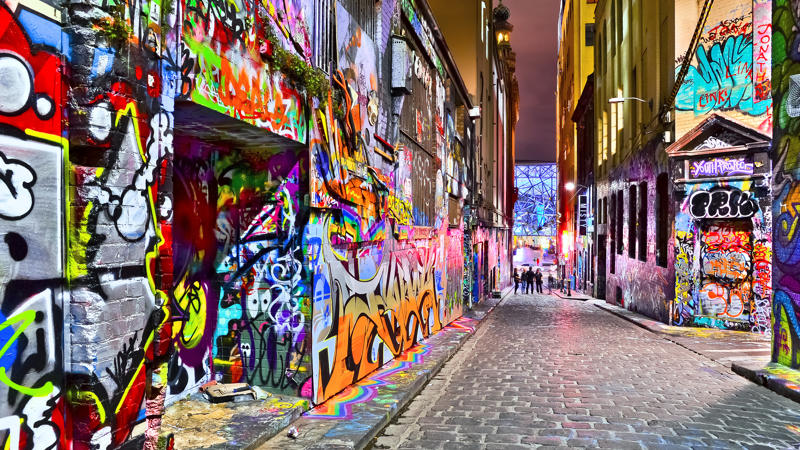 Une rue avec des graffitis colorés sur les murs