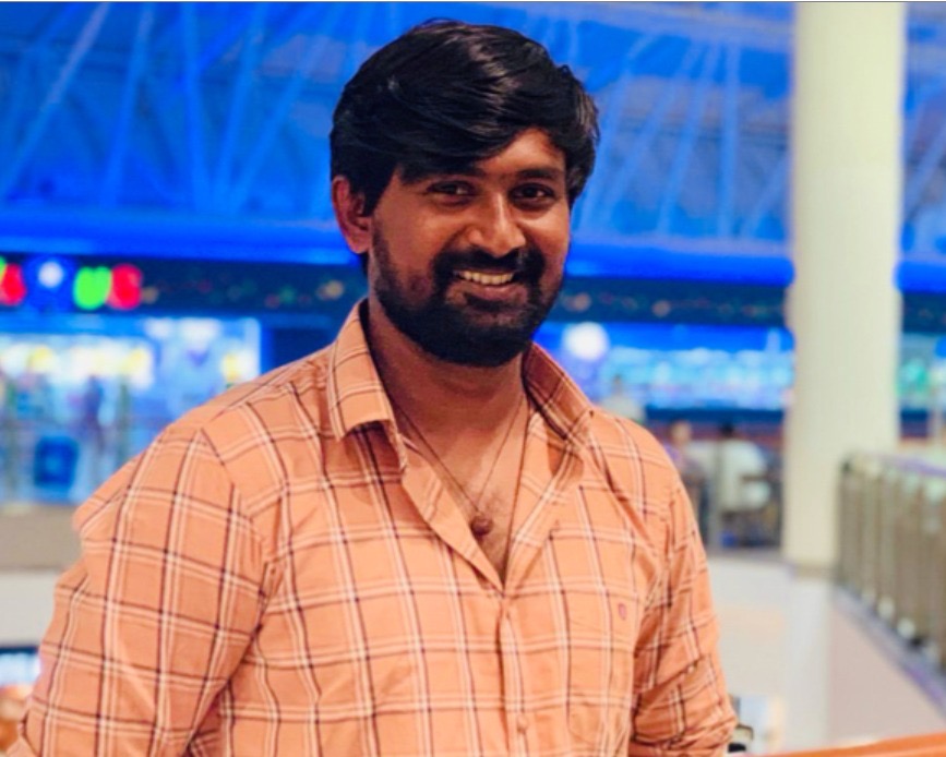 Una persona sonriendo a la cámara