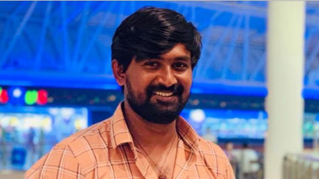 Una persona sonriendo a la cámara