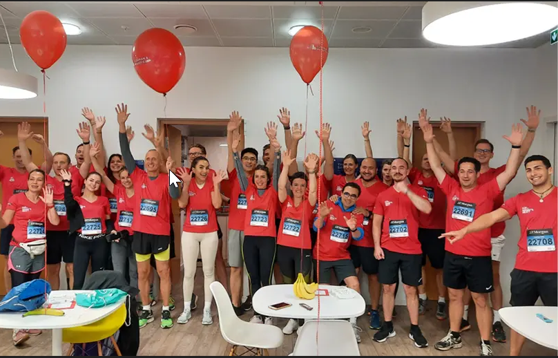 un grupo de personas con camisas rojas a juego con números y números