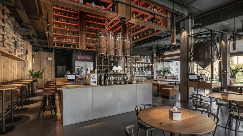 une chambre avec un bar et une table