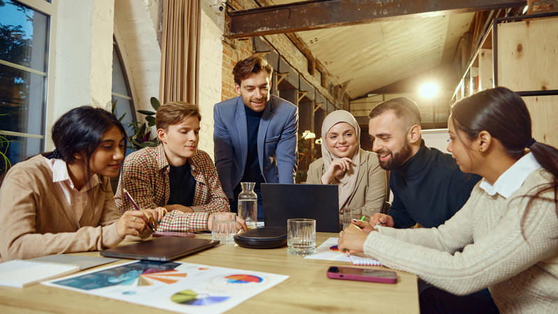 Un grupo de personas alrededor de una mesa