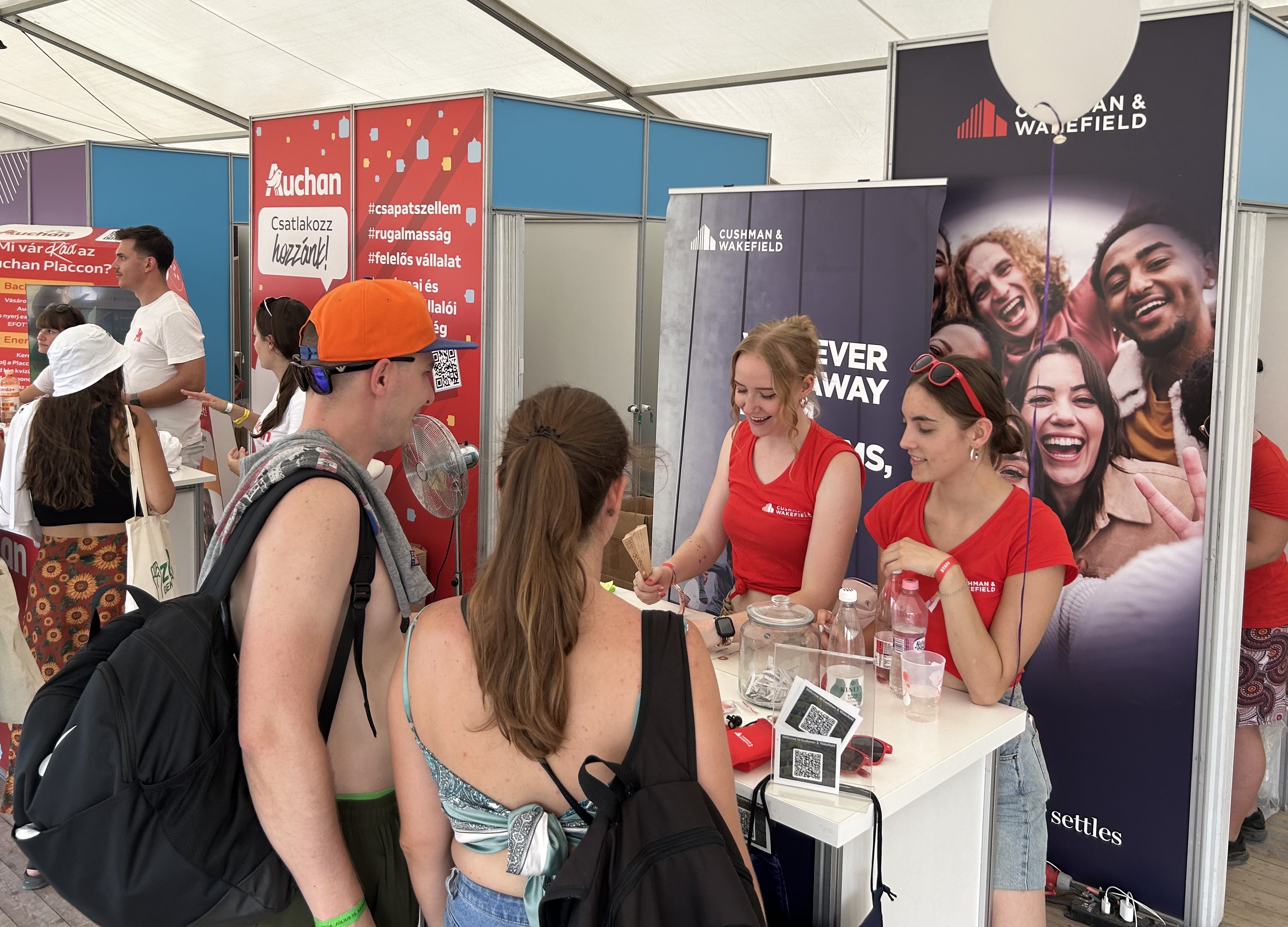 Un grupo de personas en una mesa
