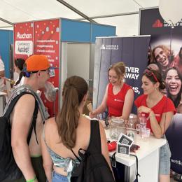 Un grupo de personas en una mesa