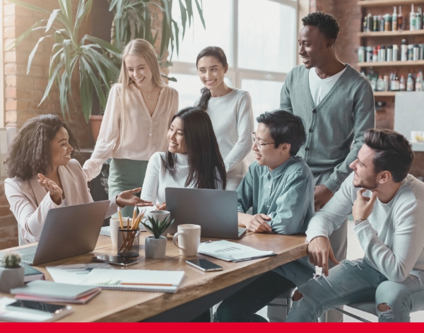 Un grupo de personas alrededor de una mesa