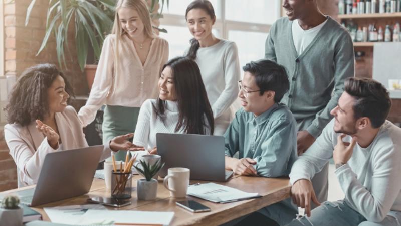 Un grupo de personas alrededor de una mesa