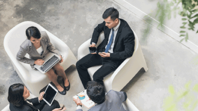 Un grupo de personas sentadas en sillas