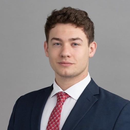 una persona con traje y corbata