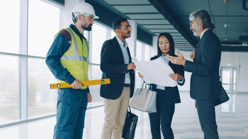Un grupo de personas de pie en una habitación