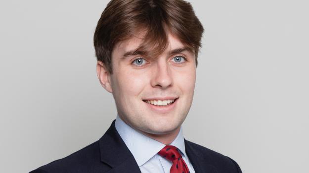 una persona con traje y corbata