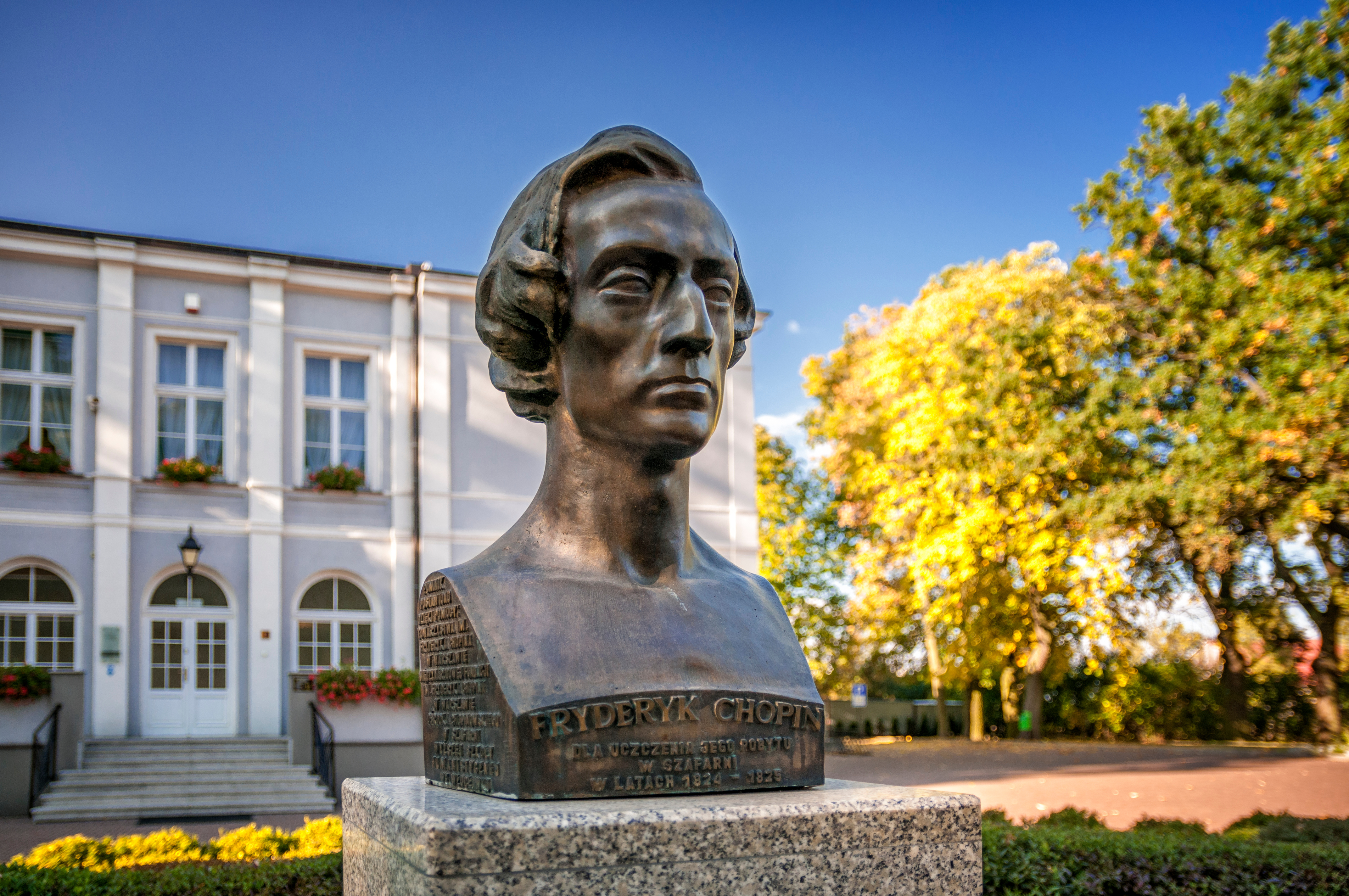 une statue de la tête d’une personne