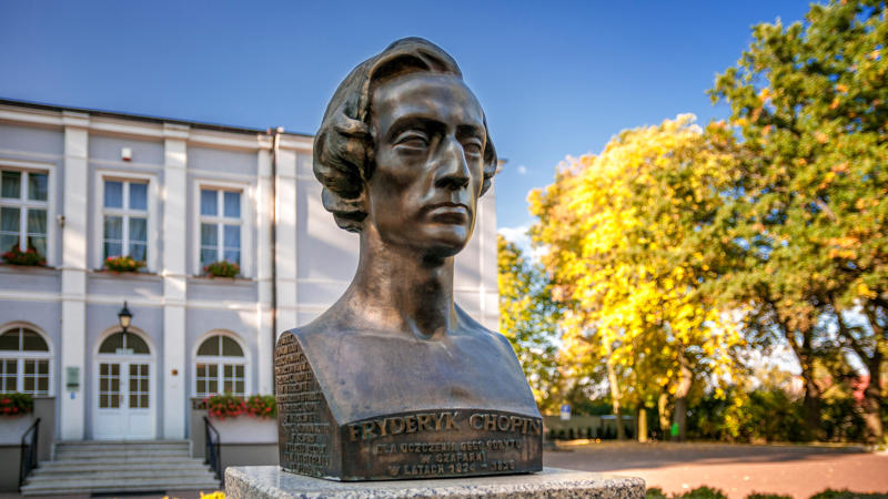 une statue de la tête d’une personne