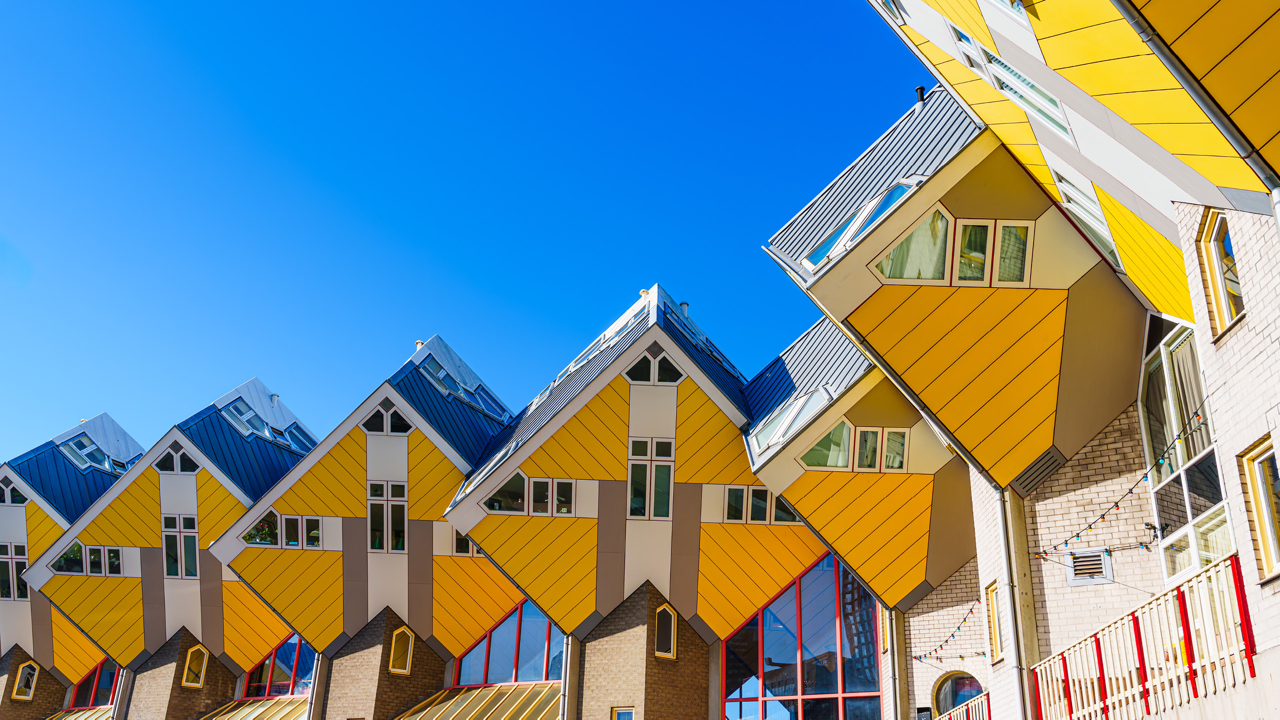 Un groupe de maisons jaunes et blanches