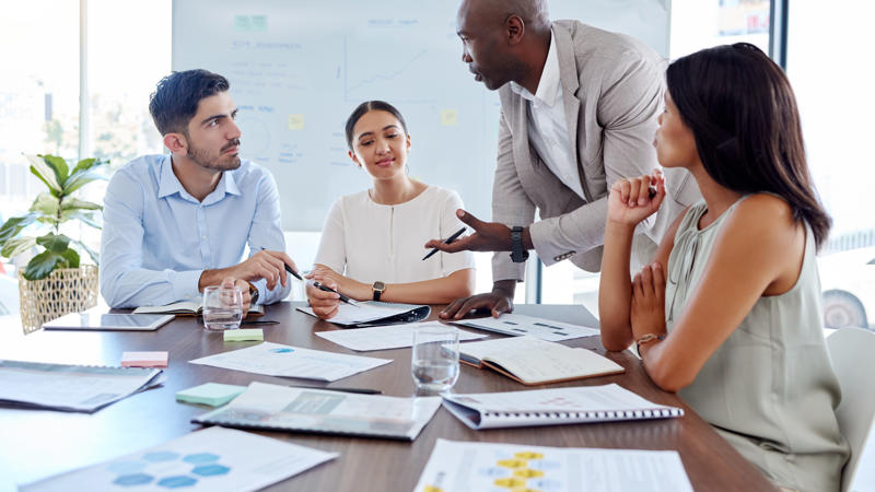 Un grupo de personas sentadas alrededor de una mesa