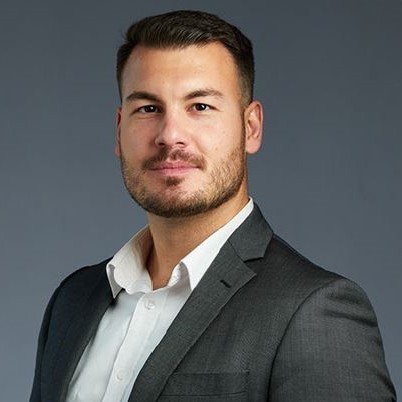 una persona con traje