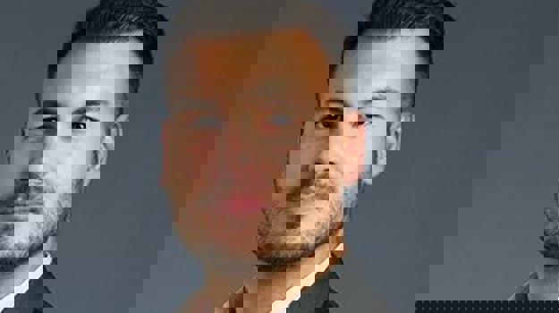 una persona con traje