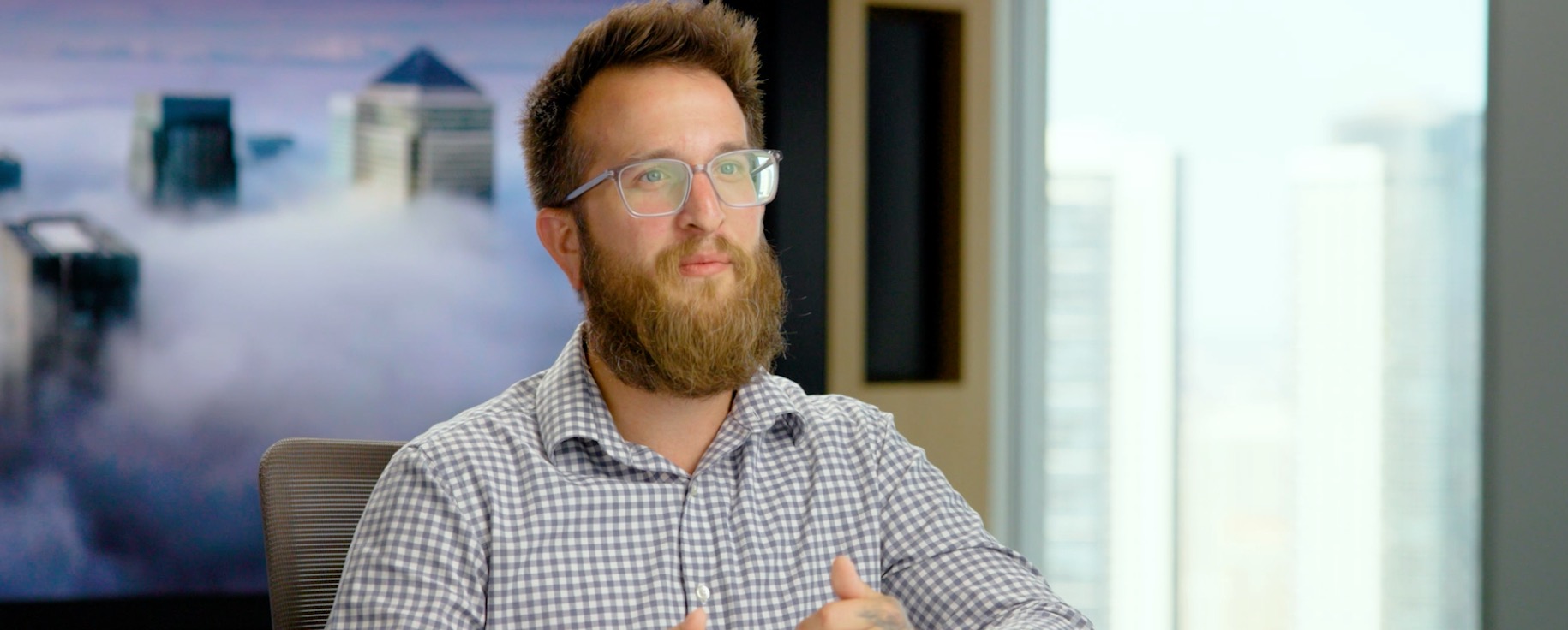 una persona con barba y gafas