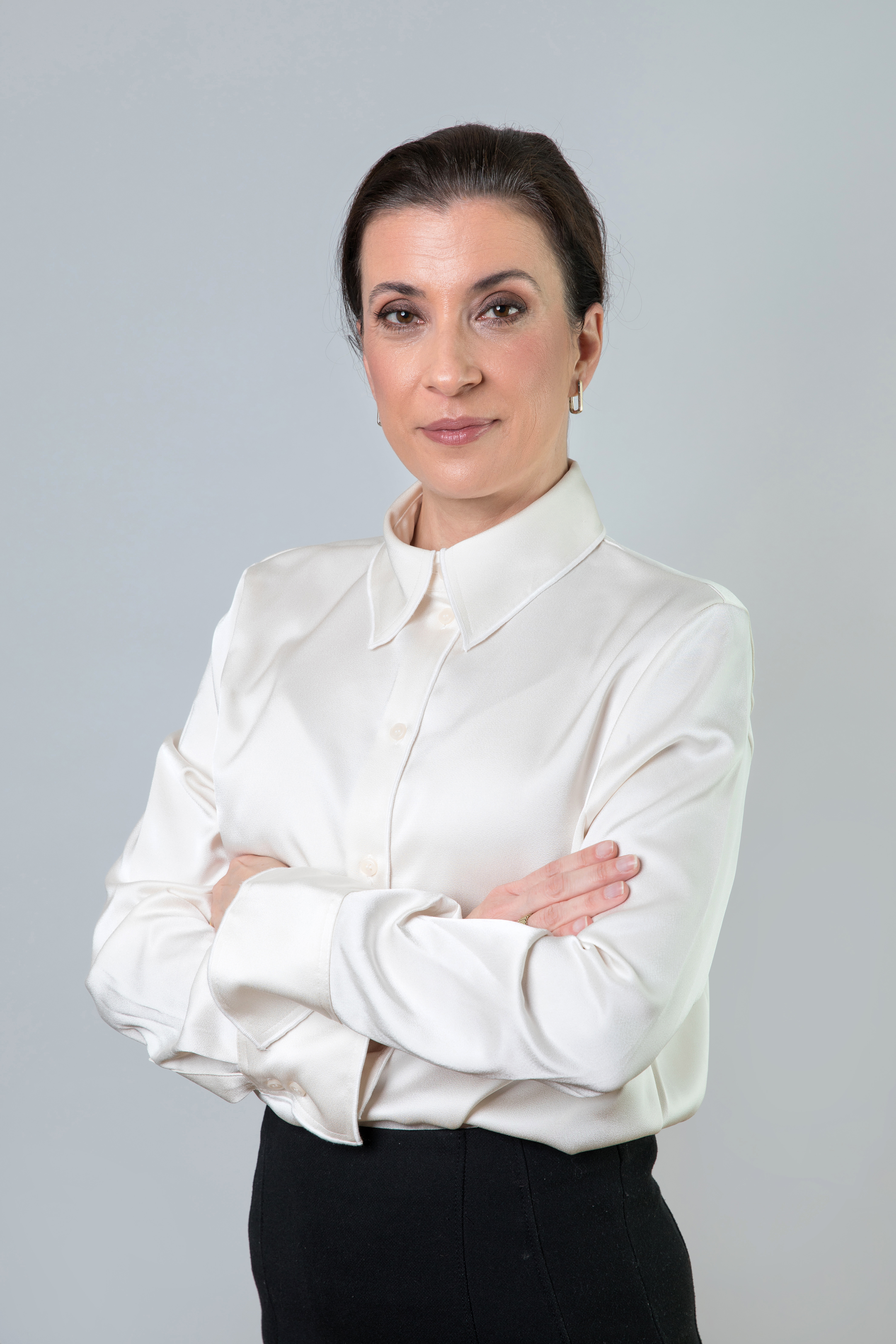 una persona con los brazos cruzados